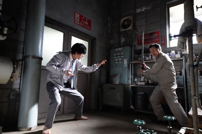 Kurou Kumogakure (Kento Yamazaki) effortlessly subdues an enemy.